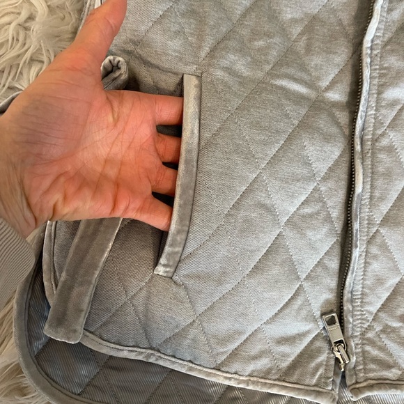 Banana Republic | Quilted Vest | Velvet Bow Detail & Trim - Picture 5 of 14